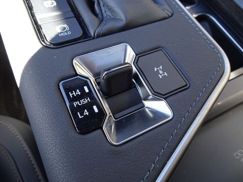 Used 2024 Lexus GX 550 w/ Accessory Package (2T) AWD/4WD image 18