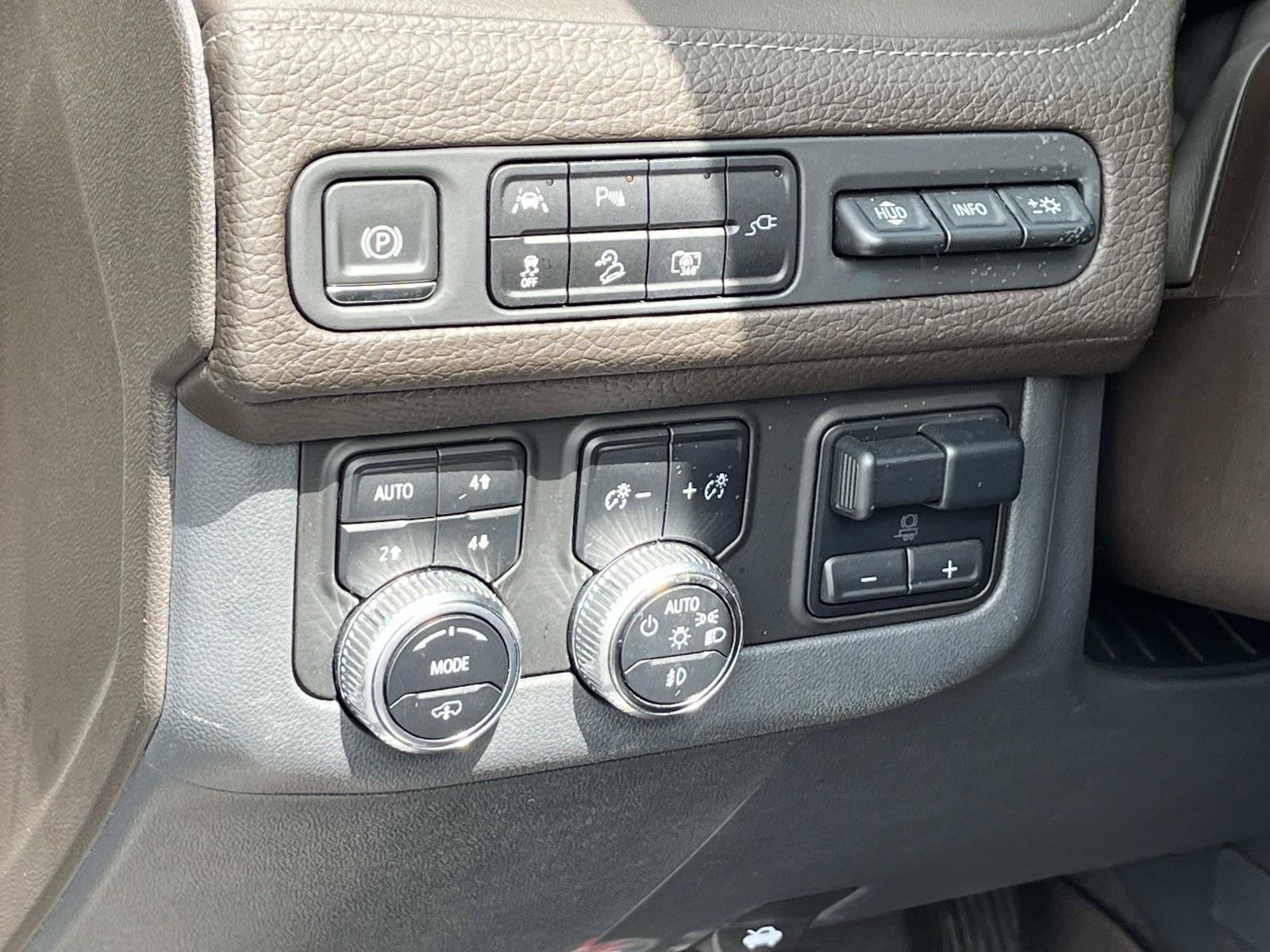 Used 2022 GMC Yukon Denali w/ Denali Ultimate Package AWD/4WD image 32