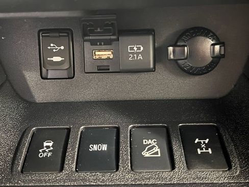 Used 2019 Toyota Highlander Plus AWD/4WD image 4