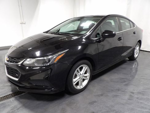 Used 2018 Chevrolet Cruze LT w/ Convenience Package image 3