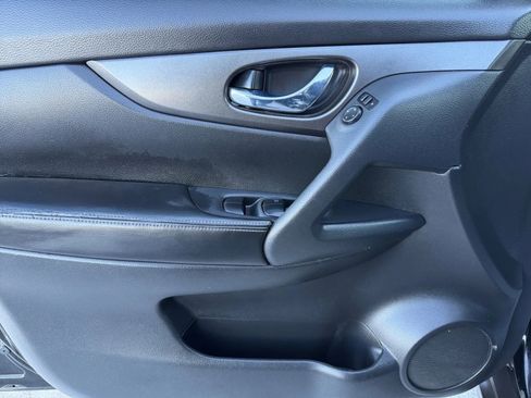 Used 2016 Nissan Rogue SV image 16