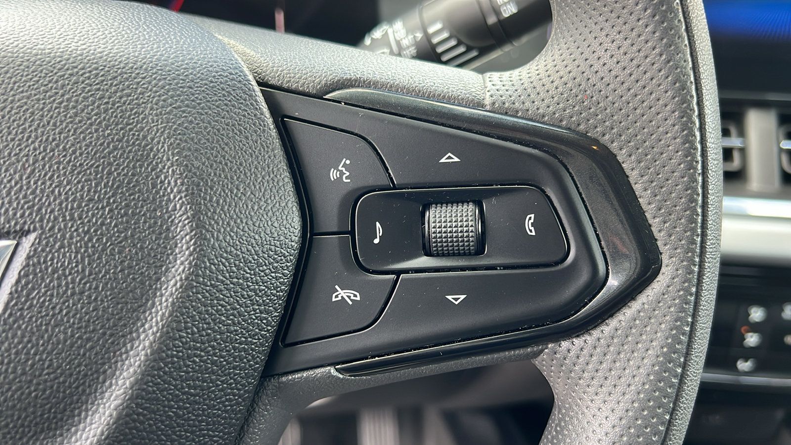 Certified 2025 Chevrolet Trax LT FWD image 25