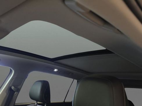 Used 2022 Volkswagen Tiguan SE image 11