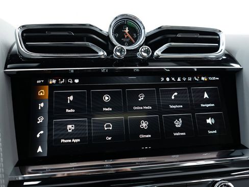 New 2025 Bentley Bentayga V8 image 39