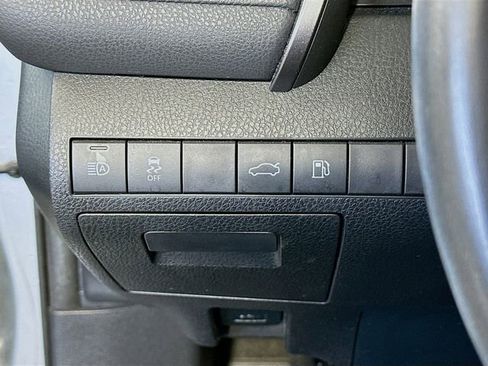 Certified 2018 Toyota Camry SE image 11