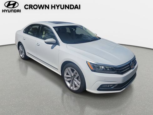 Used 2017 Volkswagen Passat 1.8T SEL Premium image 4