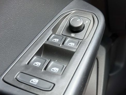 Used 2025 Volkswagen Taos SE w/ Panoramic Sunroof Package FWD image 21