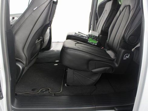 New 2026 Chrysler Pacifica Select image 18