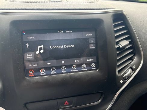 Used 2020 Jeep Cherokee Latitude FWD image 8