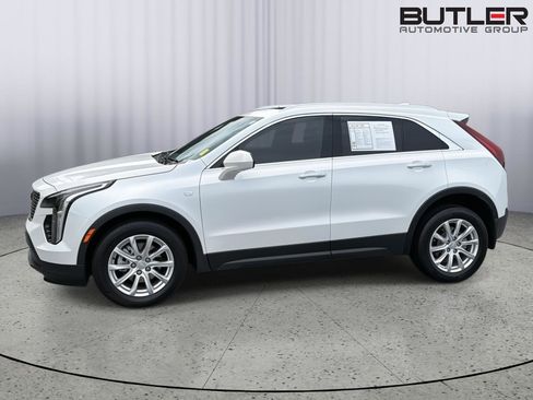 Used 2023 Cadillac XT4 Luxury w/ Cold Weather Package FWD image 3