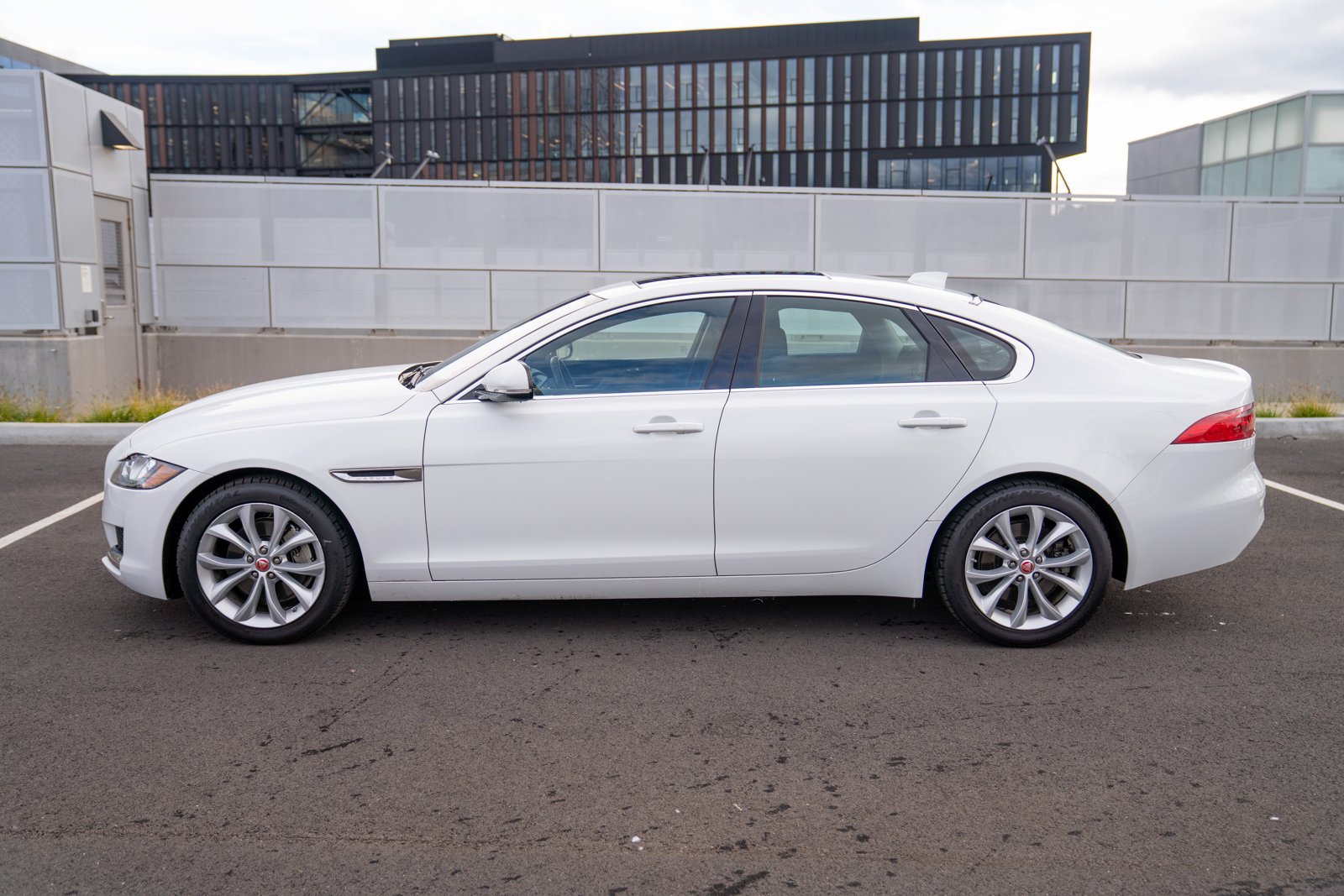 Used 2018 Jaguar XF Premium AWD/4WD image 2