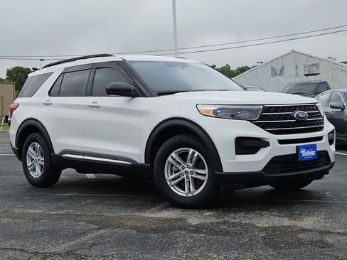 Used 2024 Ford Explorer XLT RWD image 2