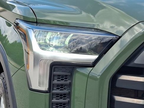 Used 2022 Toyota Tundra SR5 w/ SR5 Convenience Package AWD/4WD image 11