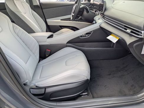 Used 2025 Hyundai Elantra Limited FWD image 25