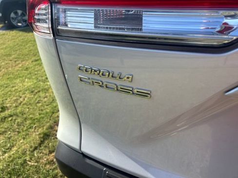 Used 2024 Toyota Corolla Cross LE w/ Moonroof Package FWD image 4