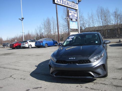 Used 2023 Kia Forte LXS image 2