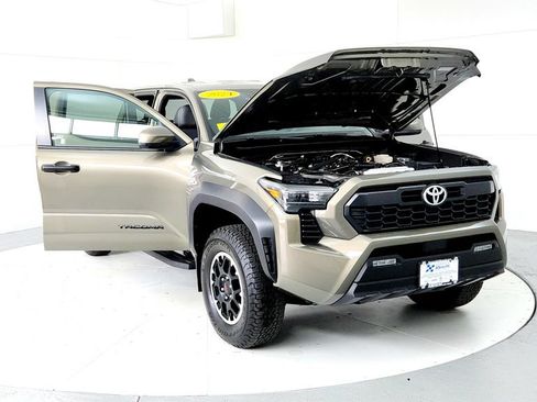 Certified 2024 Toyota Tacoma TRD Off-Road AWD/4WD image 9