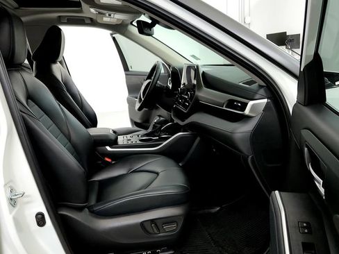 Used 2024 Toyota Highlander XLE AWD/4WD image 17