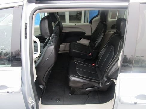 Used 2024 Chrysler Pacifica Touring-L image 19