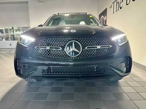 Used 2025 Mercedes-Benz GLC 350e 4MATIC image 2