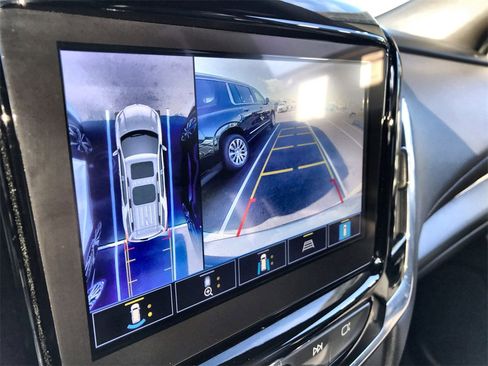 Used 2023 Chevrolet Traverse LT w/ Rear Camera Mirror Package image 17