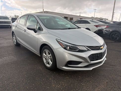 Used 2017 Chevrolet Cruze LT w/ Convenience Package FWD image 3