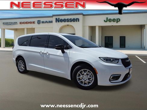 New 2026 Chrysler Pacifica Select FWD image 1