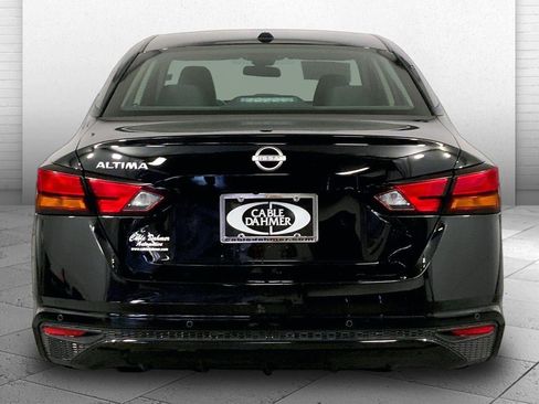 Used 2025 Nissan Altima 2.5 SV FWD image 3