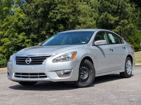 Used 2013 Nissan Altima 2.5 S FWD image 4