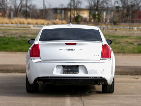 Used 2018 Chrysler 300 Limited image 10