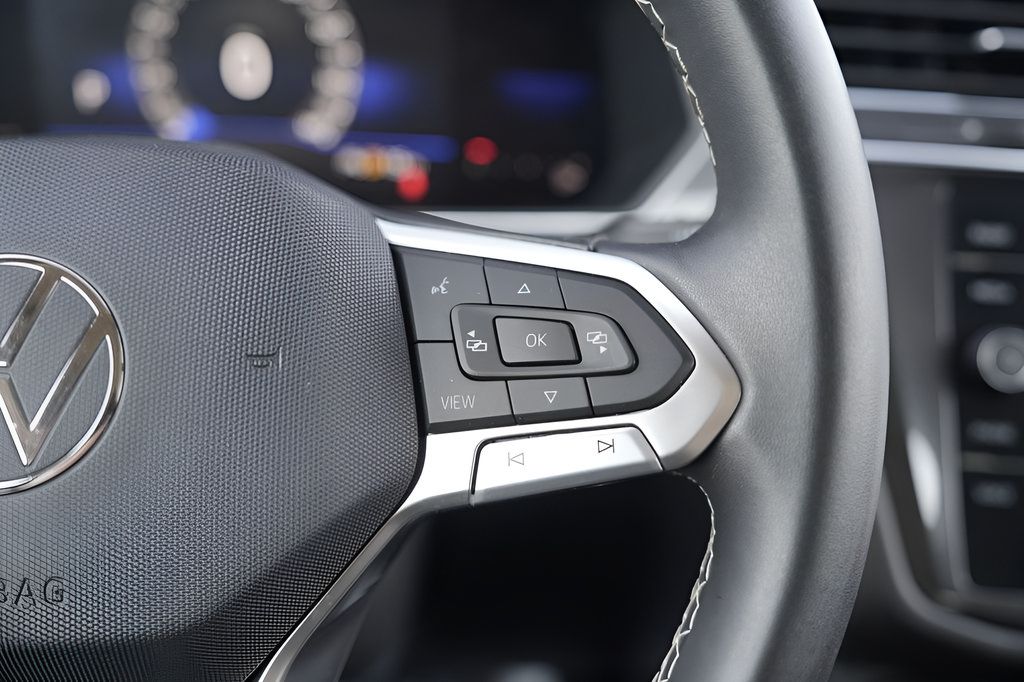 Used 2023 Volkswagen Tiguan SE w/ Panoramic Sunroof Package FWD image 28