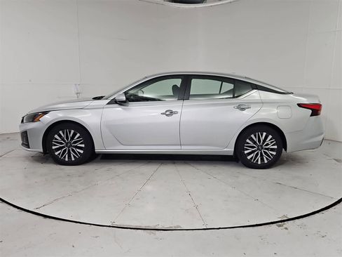 Used 2023 Nissan Altima 2.5 SV image 3