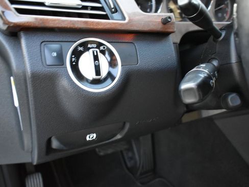 Used 2013 Mercedes-Benz E 550 4MATIC Sedan image 43