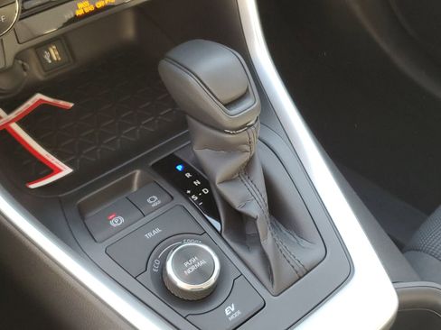 Certified 2025 Toyota RAV4 LE image 29