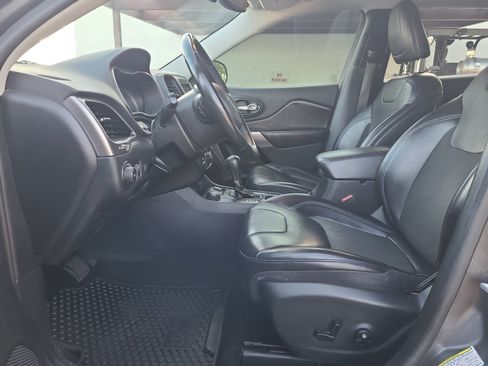 Used 2019 Jeep Cherokee Latitude Plus w/ Comfort/Convenience Group AWD/4WD image 12