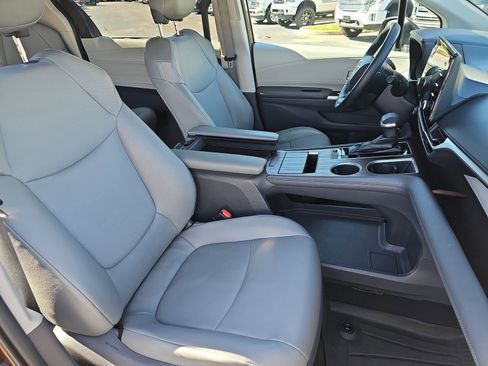 Used 2021 Toyota Sienna XLE image 9