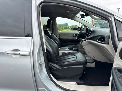 Used 2023 Chrysler Pacifica Touring-L FWD image 11