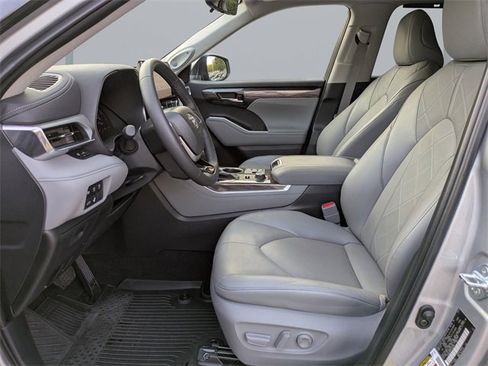 Used 2024 Toyota Highlander Platinum image 22