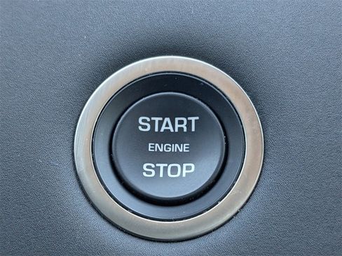 Used 2025 Land Rover Discovery Sport S image 30