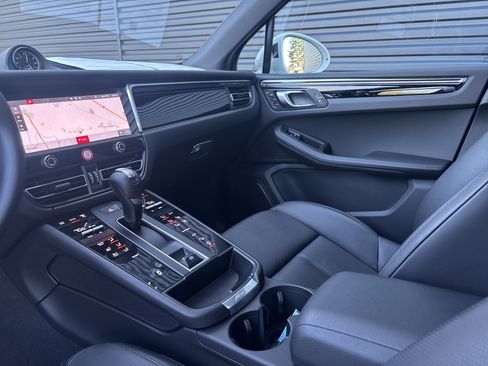 Certified 2025 Porsche Macan AWD/4WD image 11