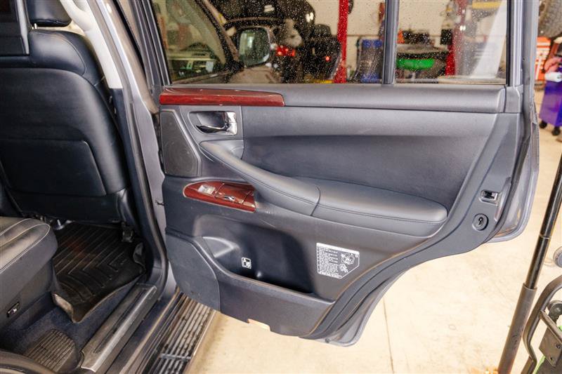 Used 2015 Lexus LX 570 4WD w/ Luxury Package image 31