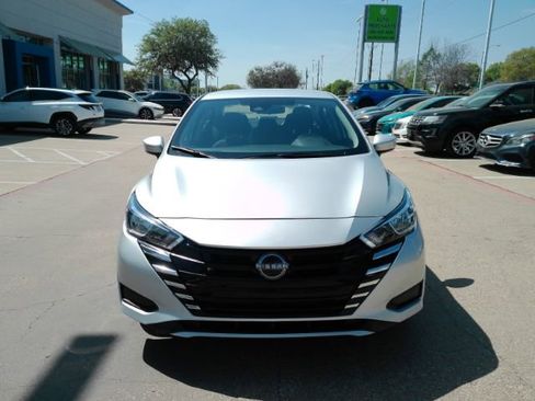 Used 2024 Nissan Versa SV image 2