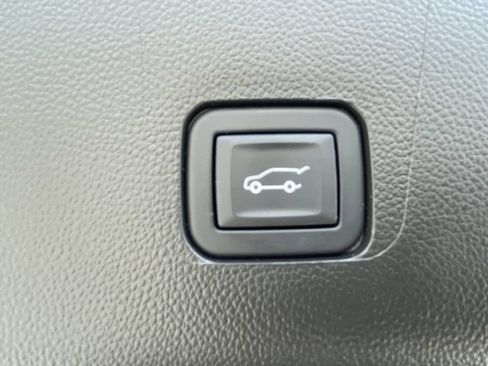 Used 2023 Chevrolet Traverse LT AWD/4WD image 12