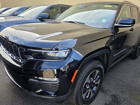 Used 2023 Jeep Grand Cherokee 4WD 4xe image 2