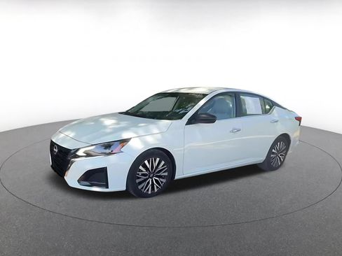 Used 2025 Nissan Altima 2.5 SV FWD image 8