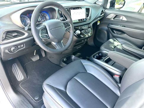 New 2027 Chrysler Pacifica Select FWD image 18