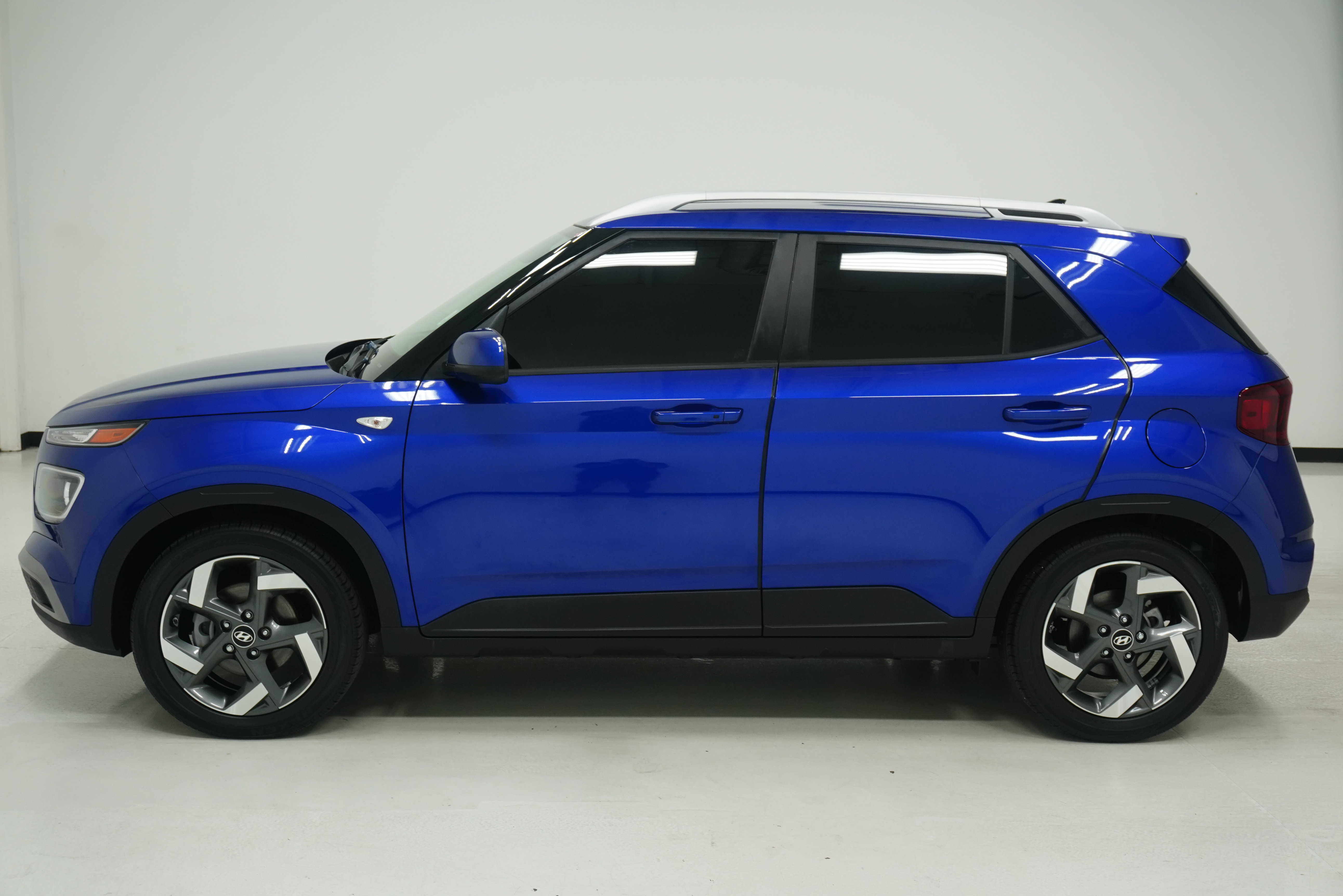 Used 2022 Hyundai Venue Limited FWD image 7