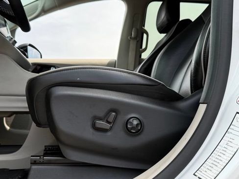 Used 2023 Chrysler Pacifica Limited FWD image 36