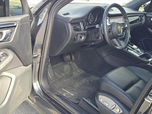 Used 2023 Porsche Macan Turbo image 9