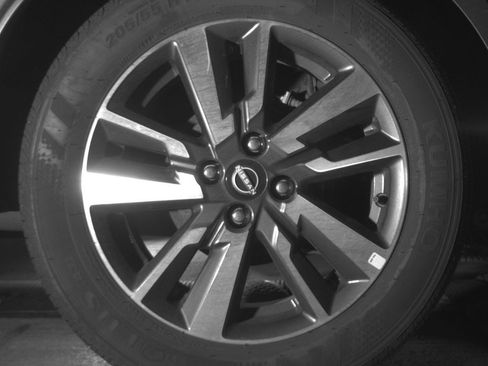 Used 2025 Nissan Versa SV FWD image 15